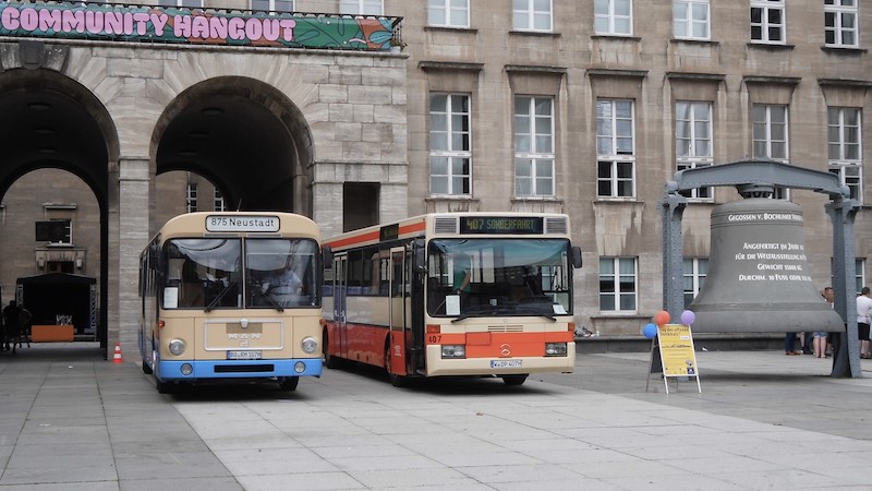 H107 und W407 vor der Abfahrt zur nächsten Runde