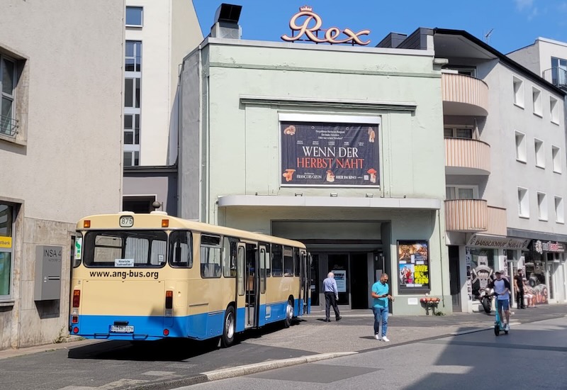 MAN SÜ240 H107 vor dem Rec-Filmtheater in Wuppertal