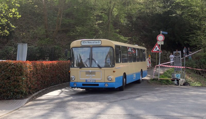 der MAN SÜ240 an der Ausfahrt von Steinhausen